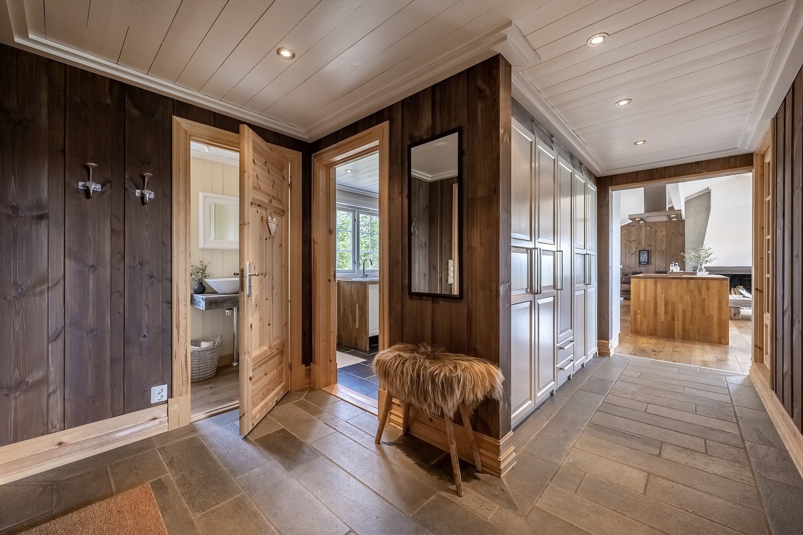 Hytta har vannbåren varme i hall, toalettrom, vaskerom, stue/kjøkken, bad og relaxrom Galleribilde