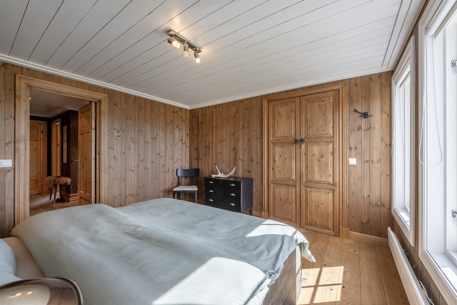 Hovedsoverommet i 1. etasje på 12 m² har inngang til bod/garderobe Galleribilde
