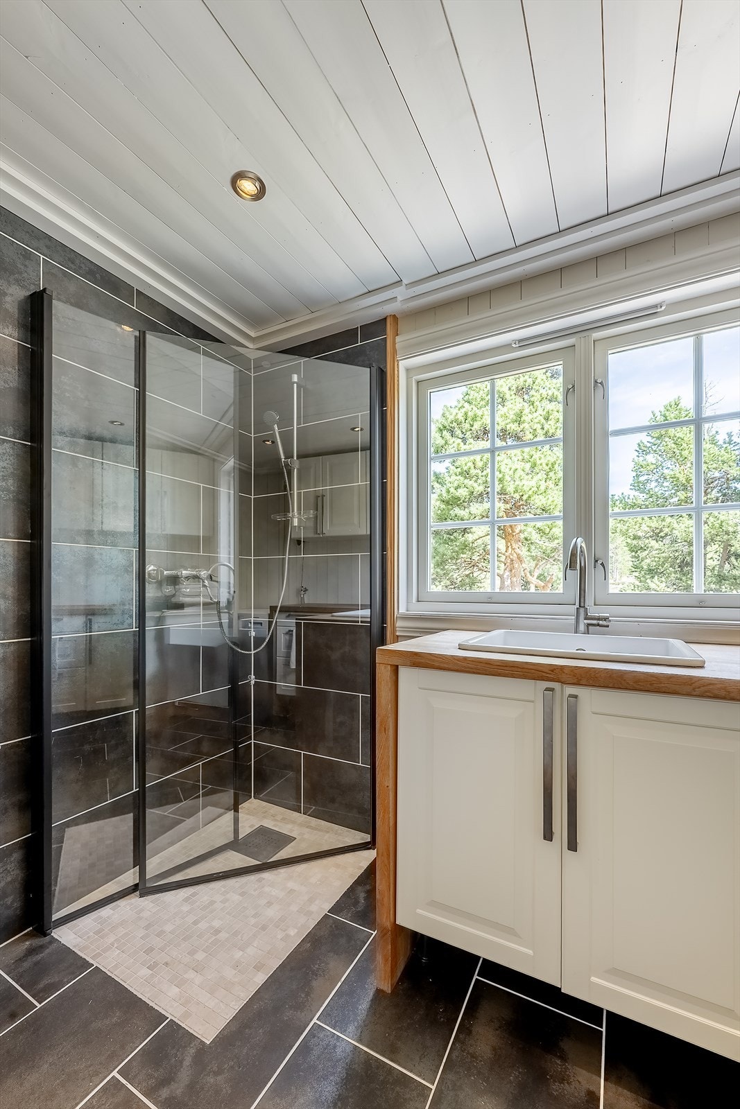 Vaskerommet har dusjhjørne med innfellbare glassdører Galleribilde