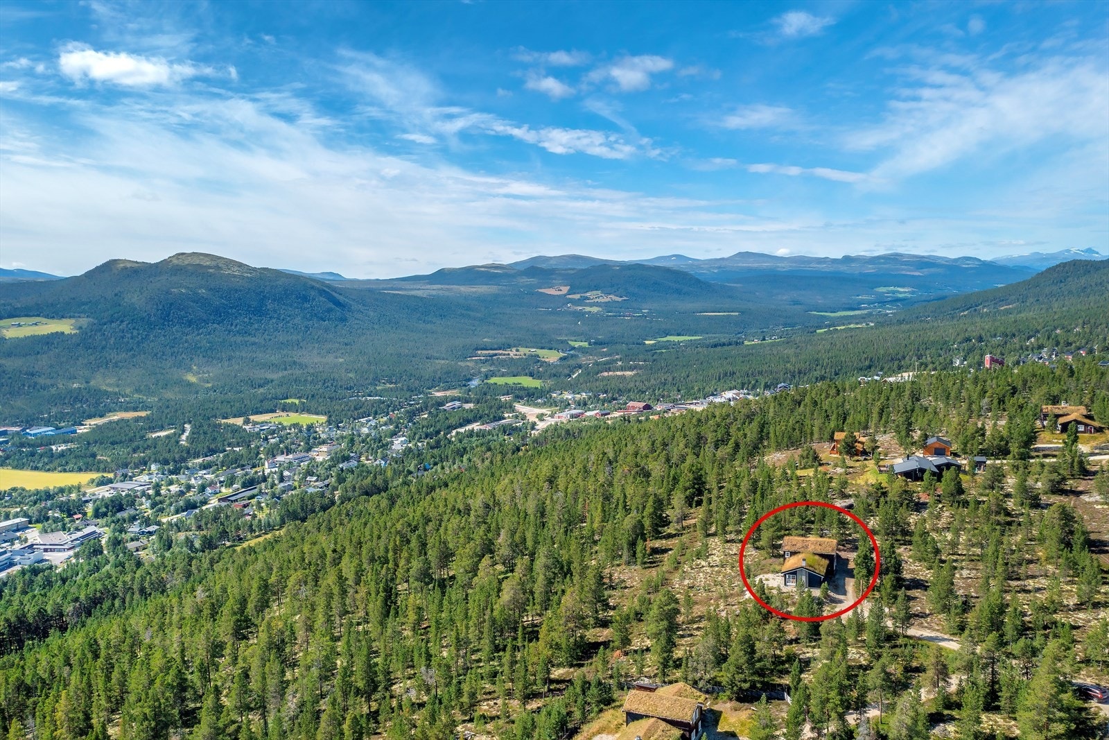 Hytta ligger på 863 meters høyde like ovenfor Folldal sentrum og øst for de gamle gruvene - Tomtene i feltet er romslige med god avstand til nabohytter og regulert friluftsområde mellom hver tomt Galleribilde