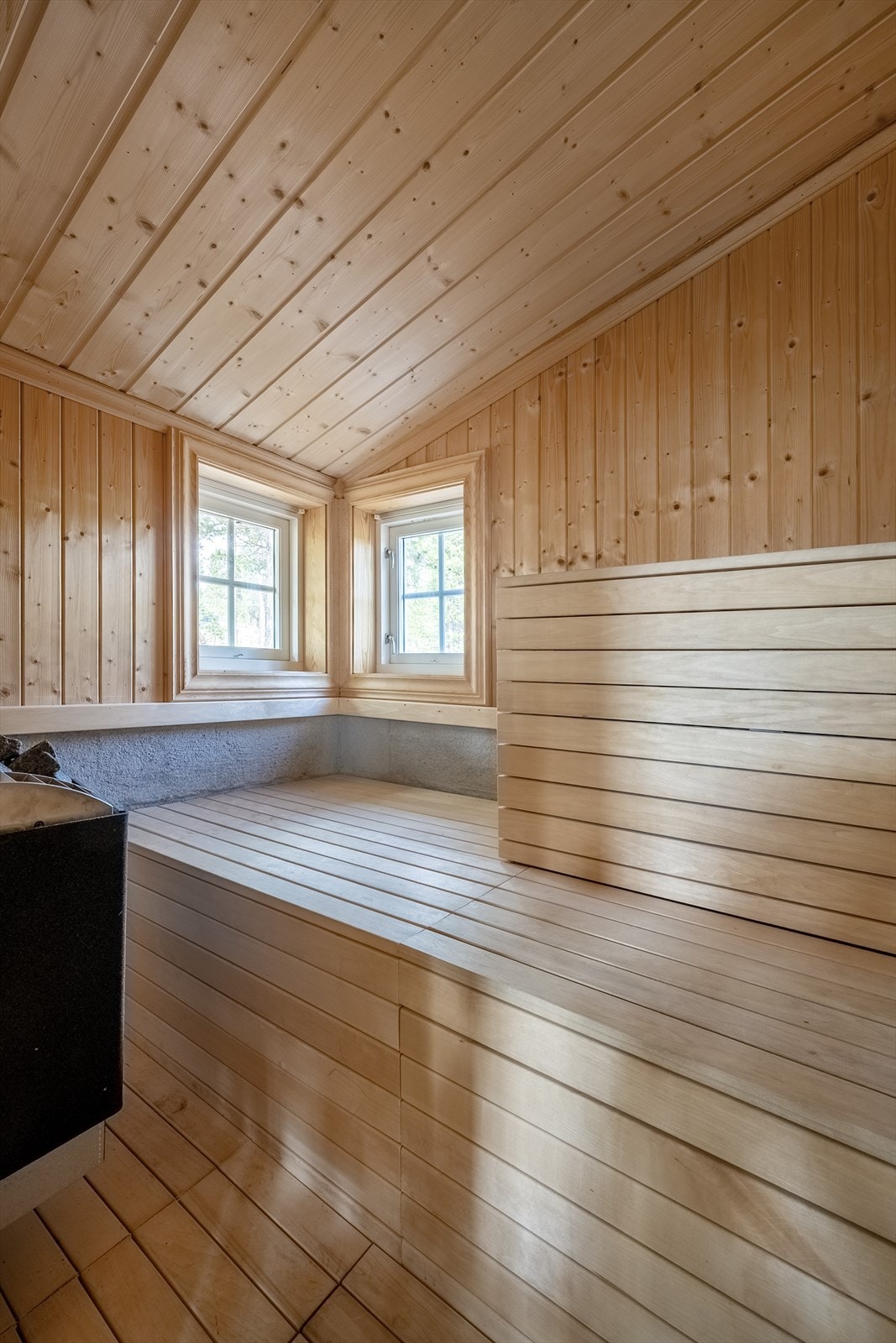 Badstu med benker i to etasjer og elektrisk badstuovn Galleribilde