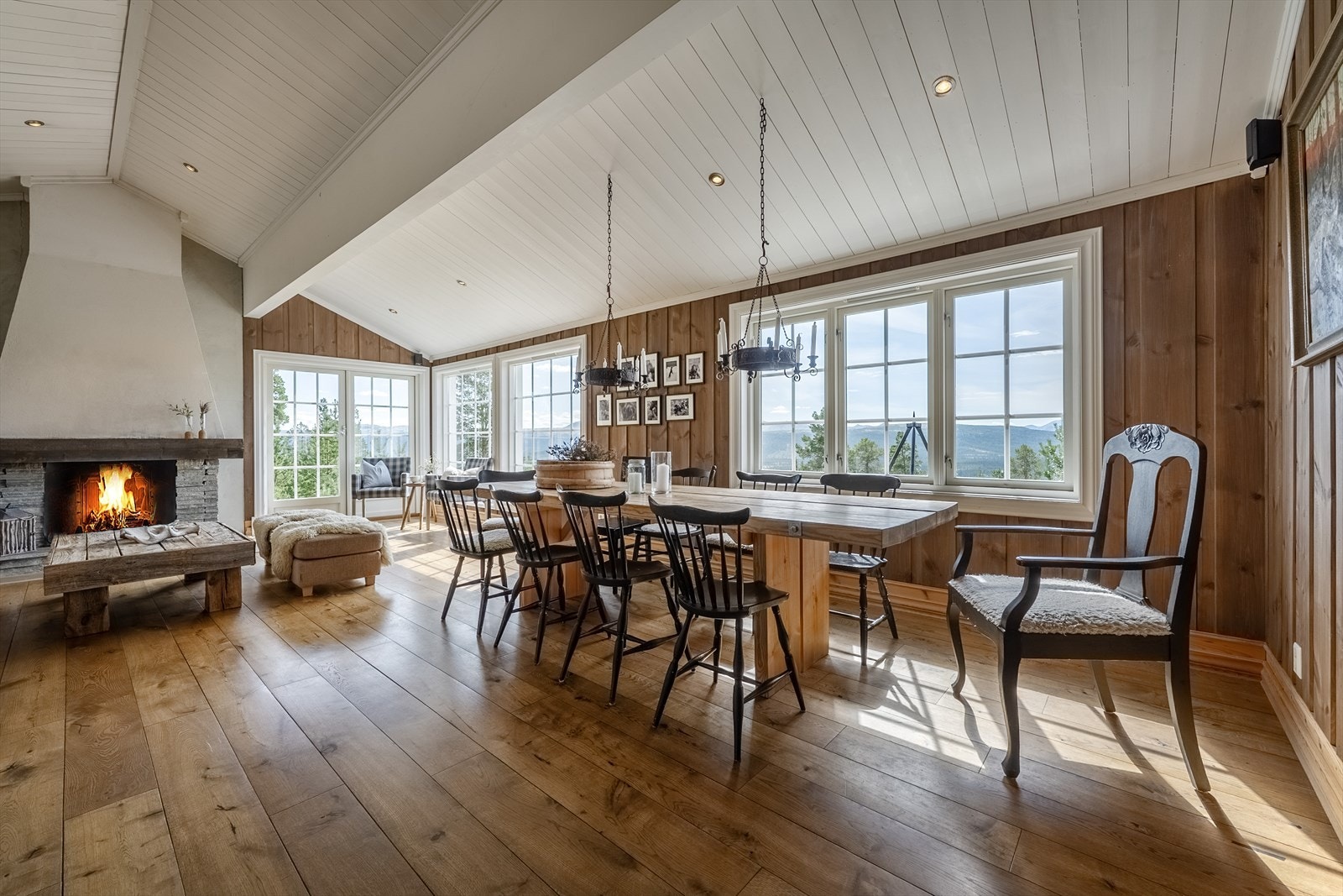 Velkommen inn! Hyttas hjerte er det åpne stue-/kjøkkenrommet på hele 49 m² - Legg merke til det eksklusive heltregulvet i énstavs oljet eik Galleribilde