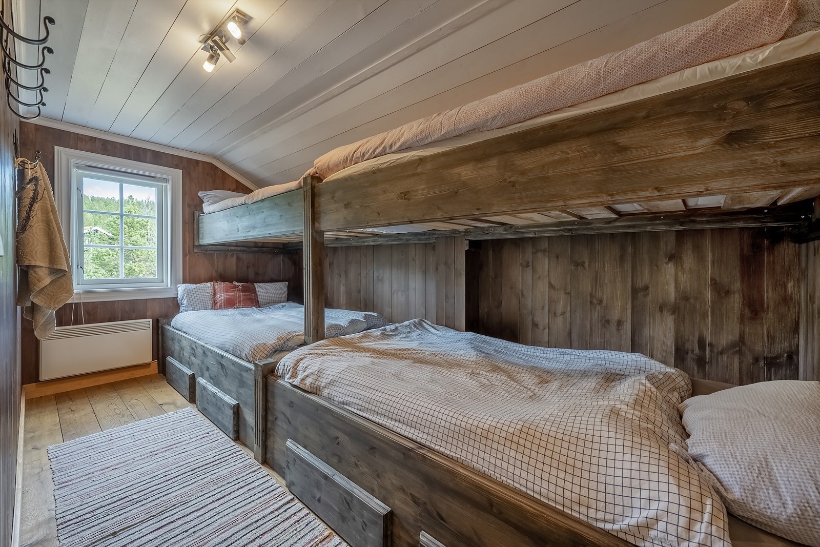 Etasjens andre soverom er ca. 9,5 m² og utstyrt med to plassbygde familiekøyer Galleribilde