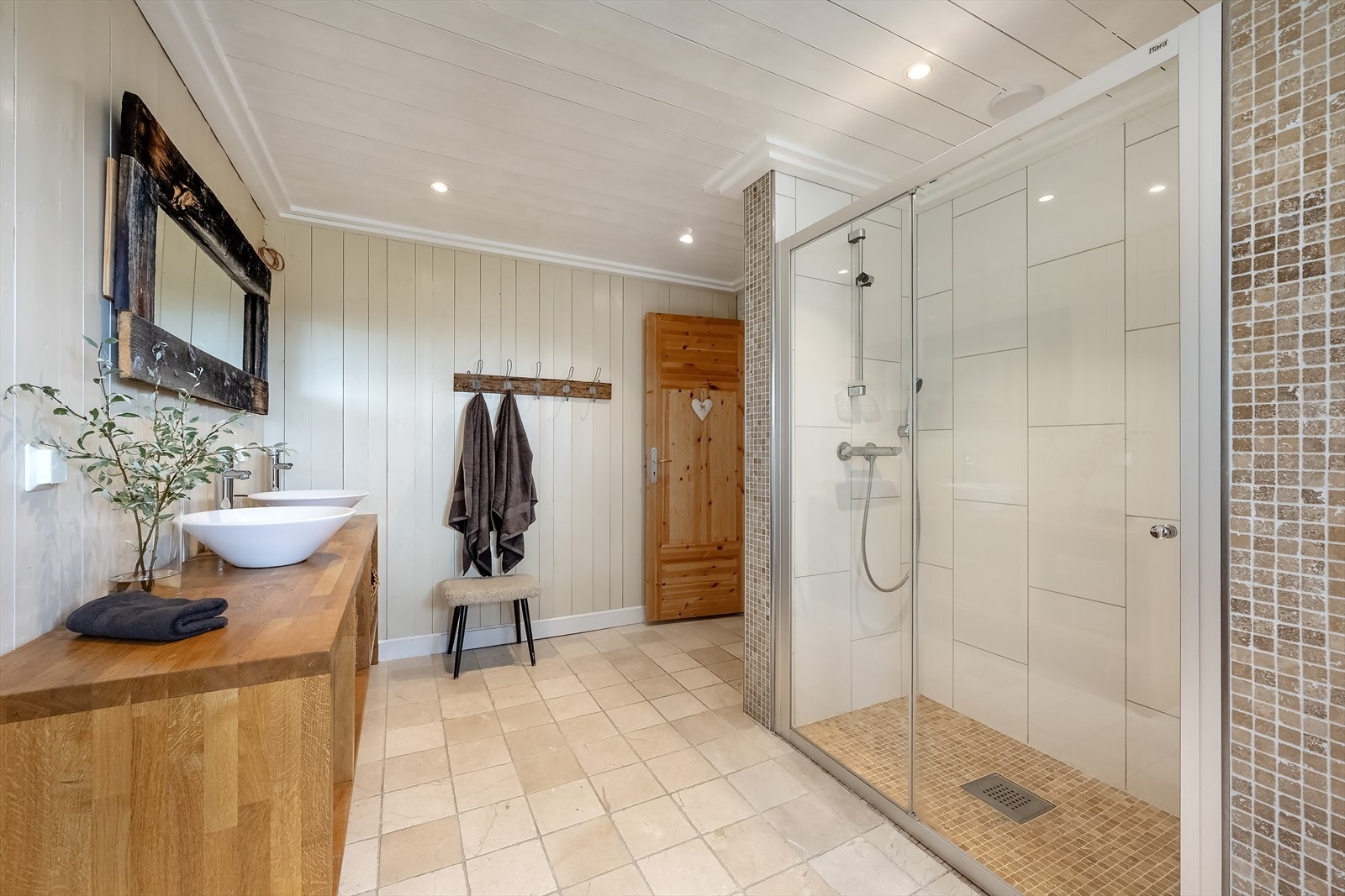 Her er det også stor dusjnisje med to dusjer Galleribilde