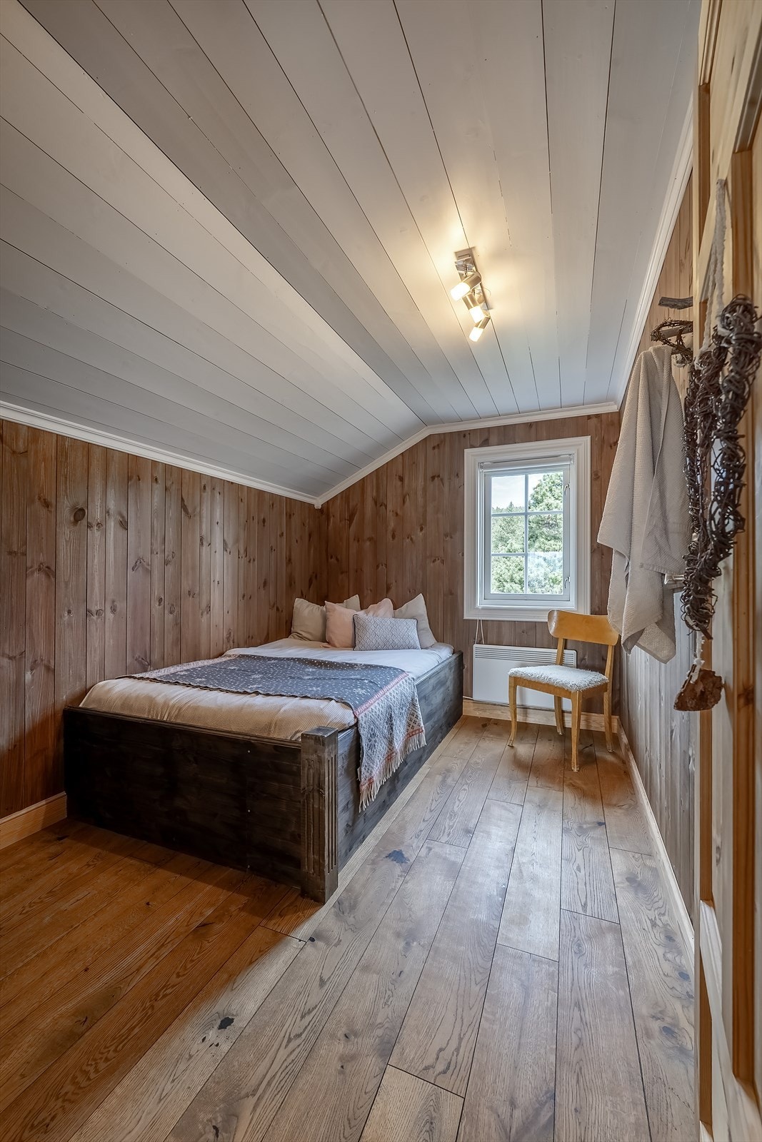 Etasjens minste soverom er ca. 7 m² og utstyrt med plassbygd seng Galleribilde