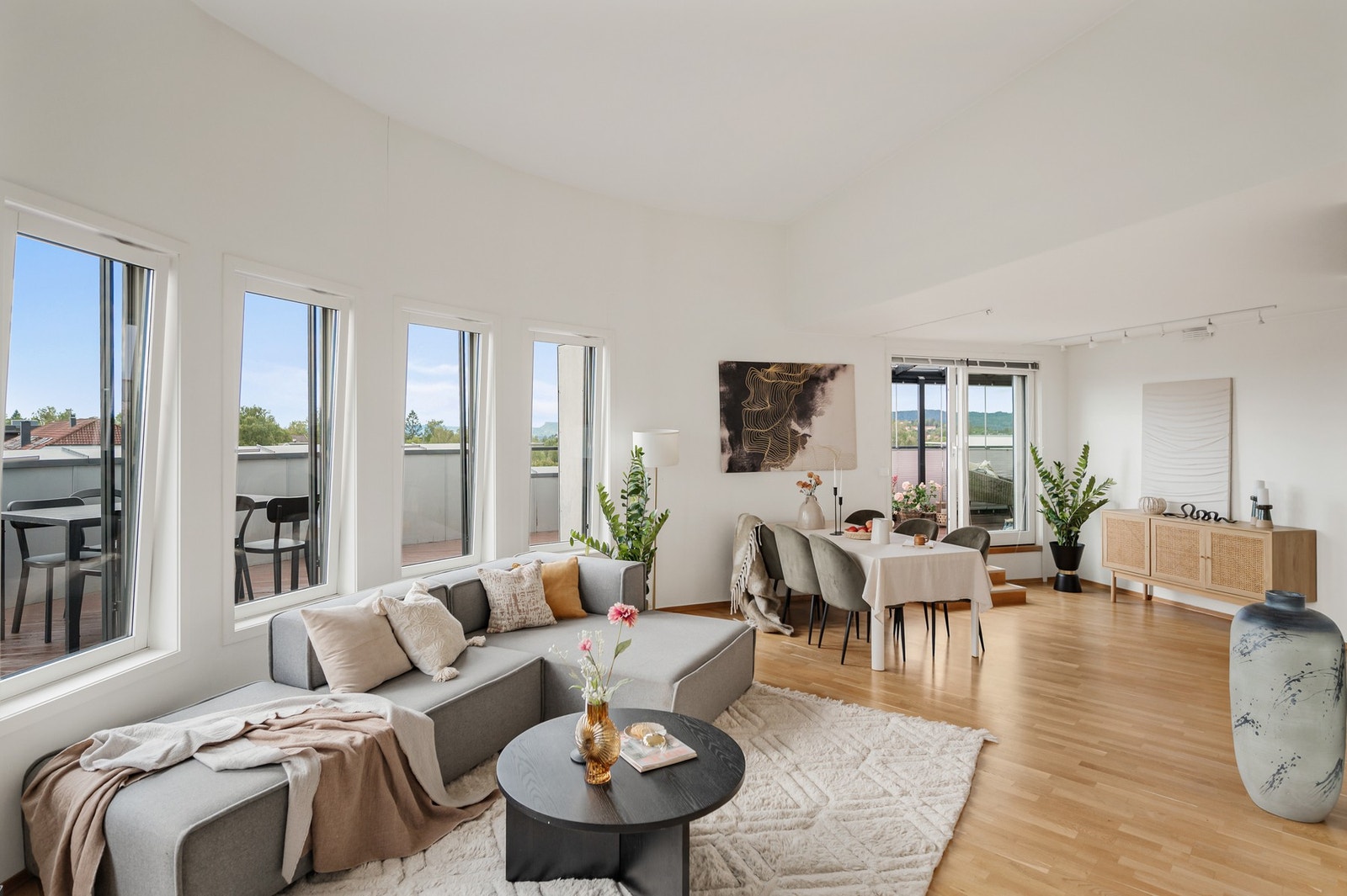 Åpen stue med 3,5m takhøyde og store vinduer med gode lysforhold. Galleribilde