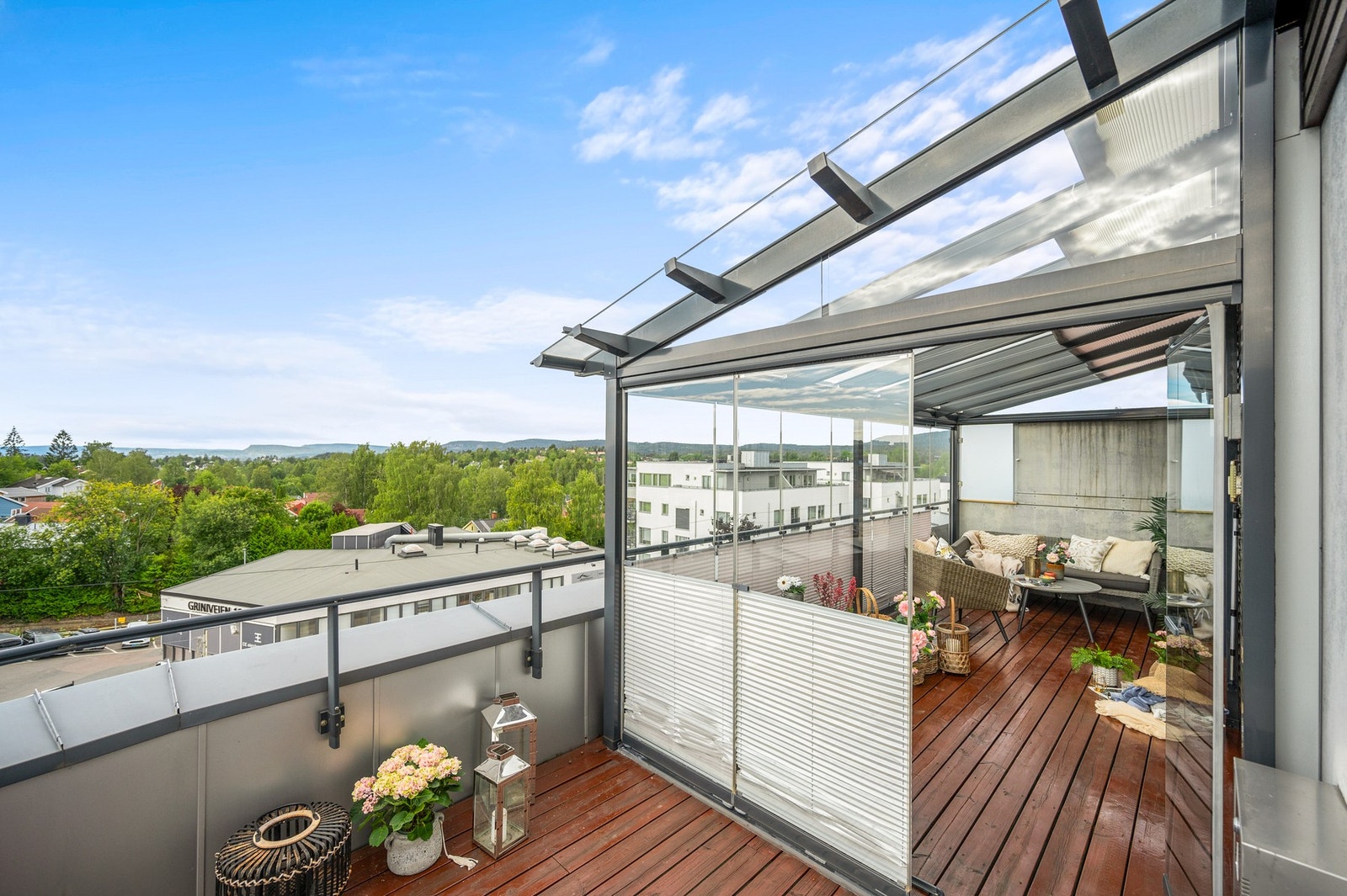 Du ledes videre til resten av den solfylte terrassen på 52 m2. Galleribilde