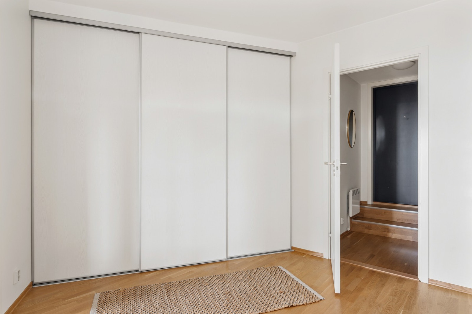 Stor skyvedørsgarderobe i gang. Galleribilde