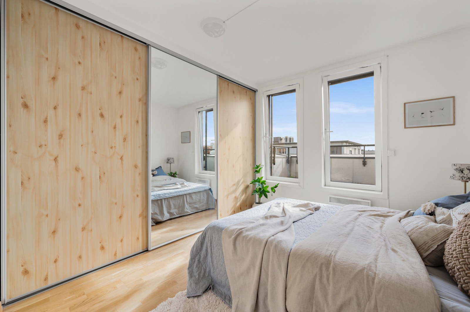 Soverom 1 med store vinduer mot øst. Galleribilde