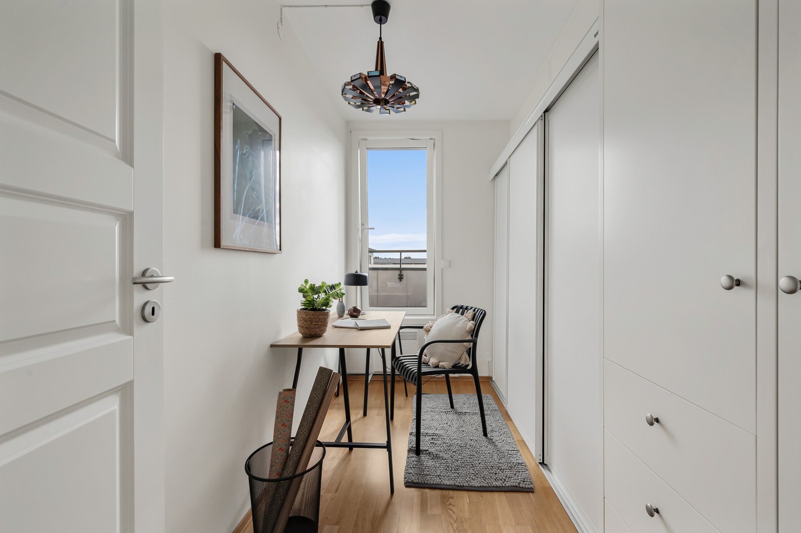 Soverom 2, innredet som kontor med østvendt vindu. Galleribilde