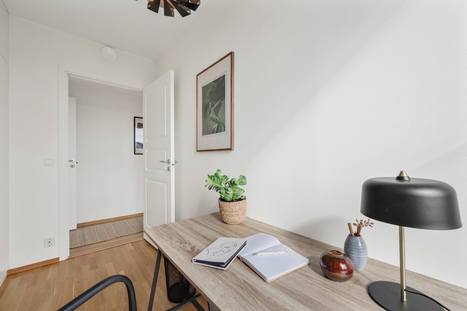 Her har du lyse overflater og gjennomgående tregulv. Galleribilde