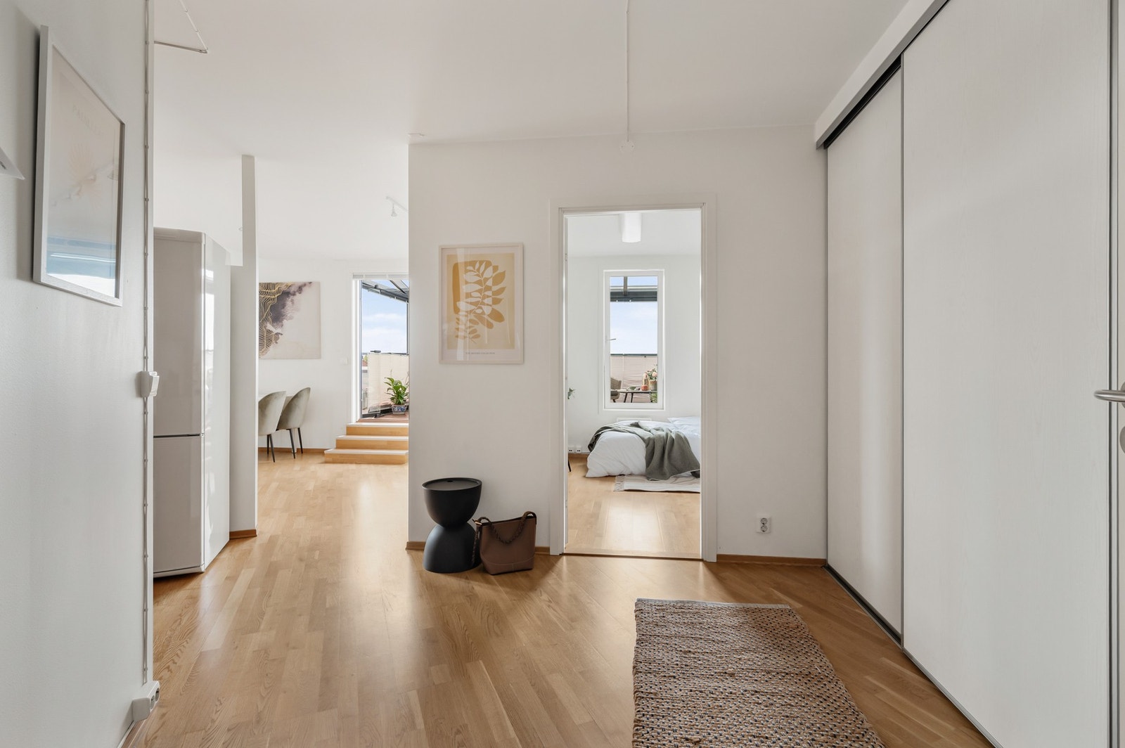 Gang med adkomst til kjøkken, stue og soverom 3. Galleribilde