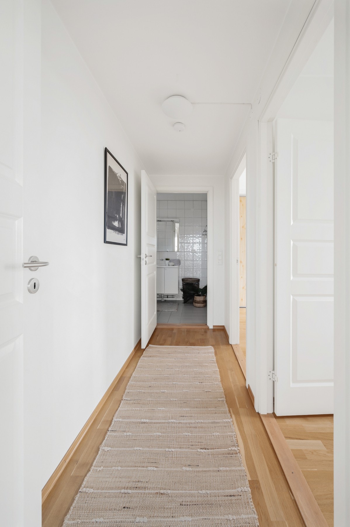 Gang med adkomst til to soverom og bad. Galleribilde