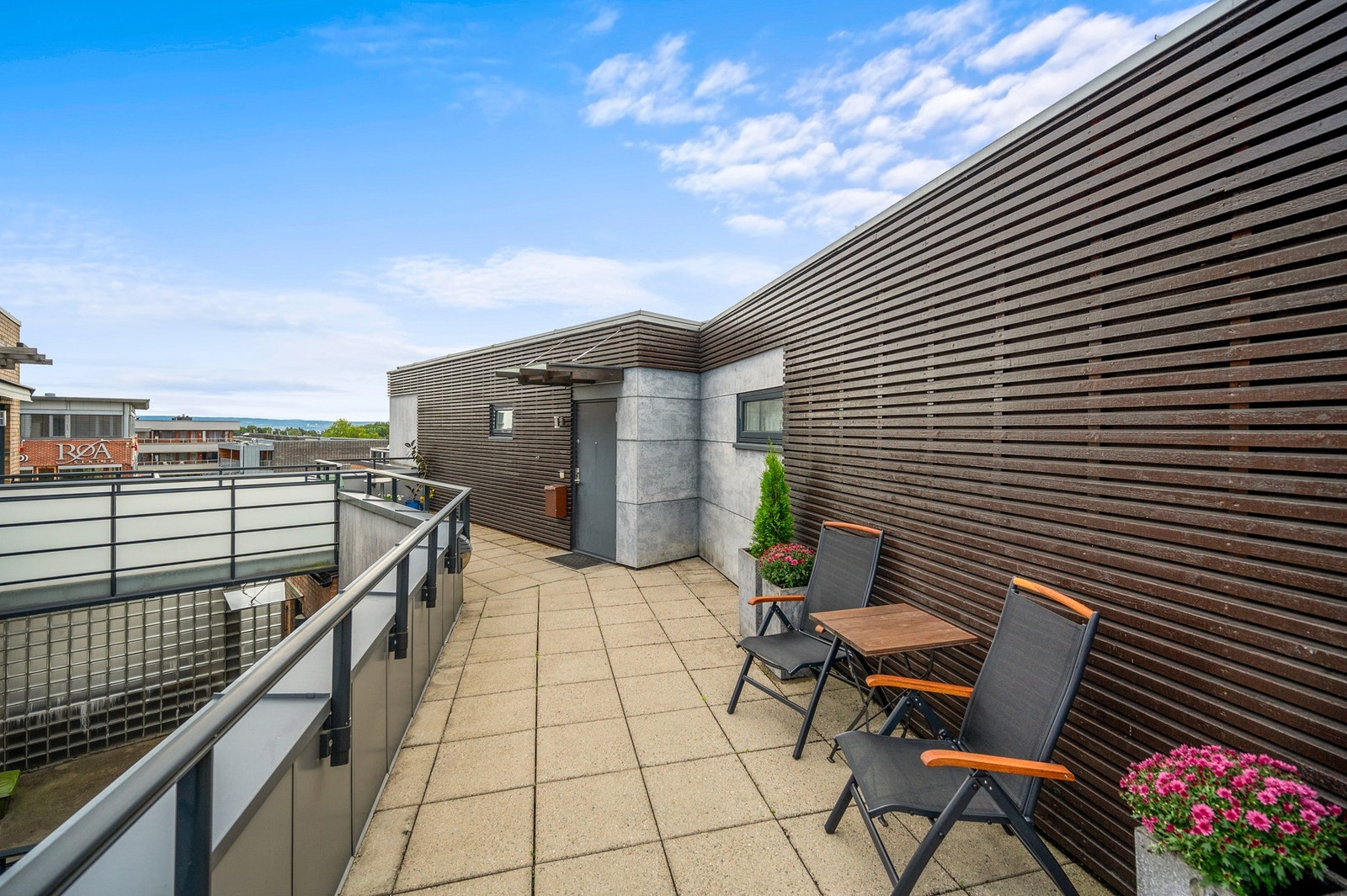 Hellelagt svalgang/takterrasse med egen inngang. Galleribilde