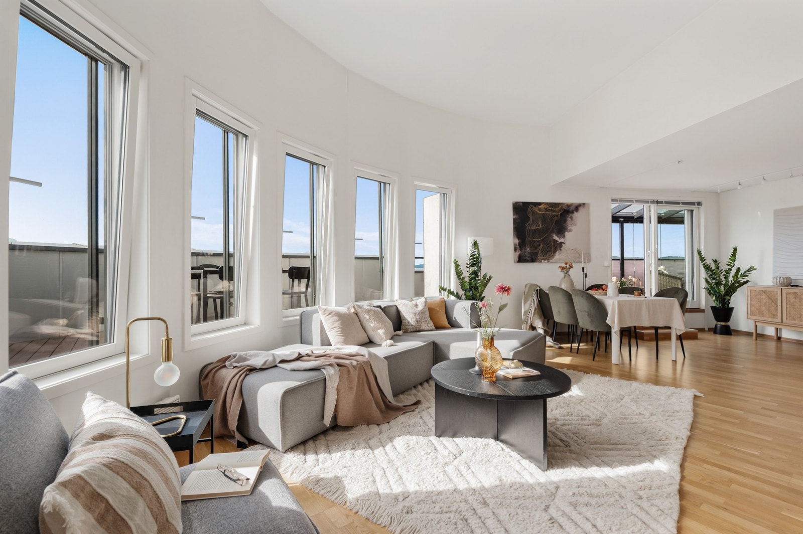 Topp- og endeleilighet i bygg fra 2008 og med moderne fasiliteter. Galleribilde