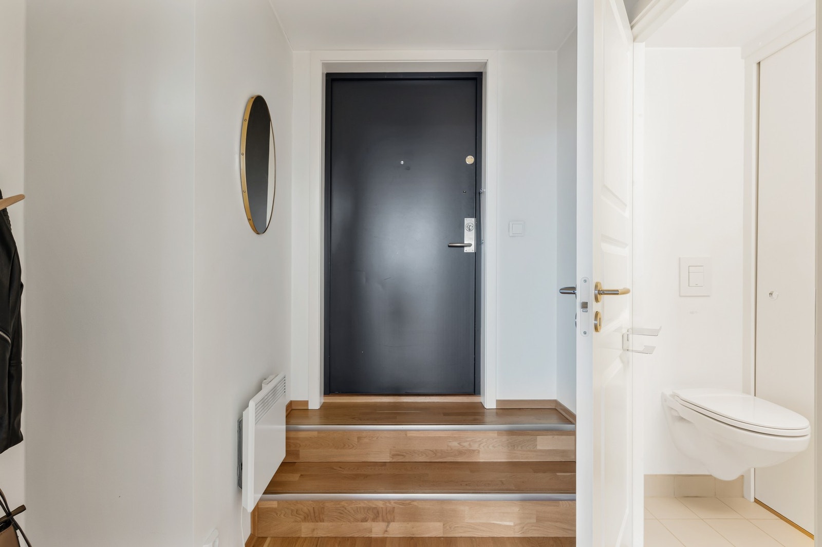 Velkommen inn! Inngangsparti med to trappetrinn i eik. Galleribilde