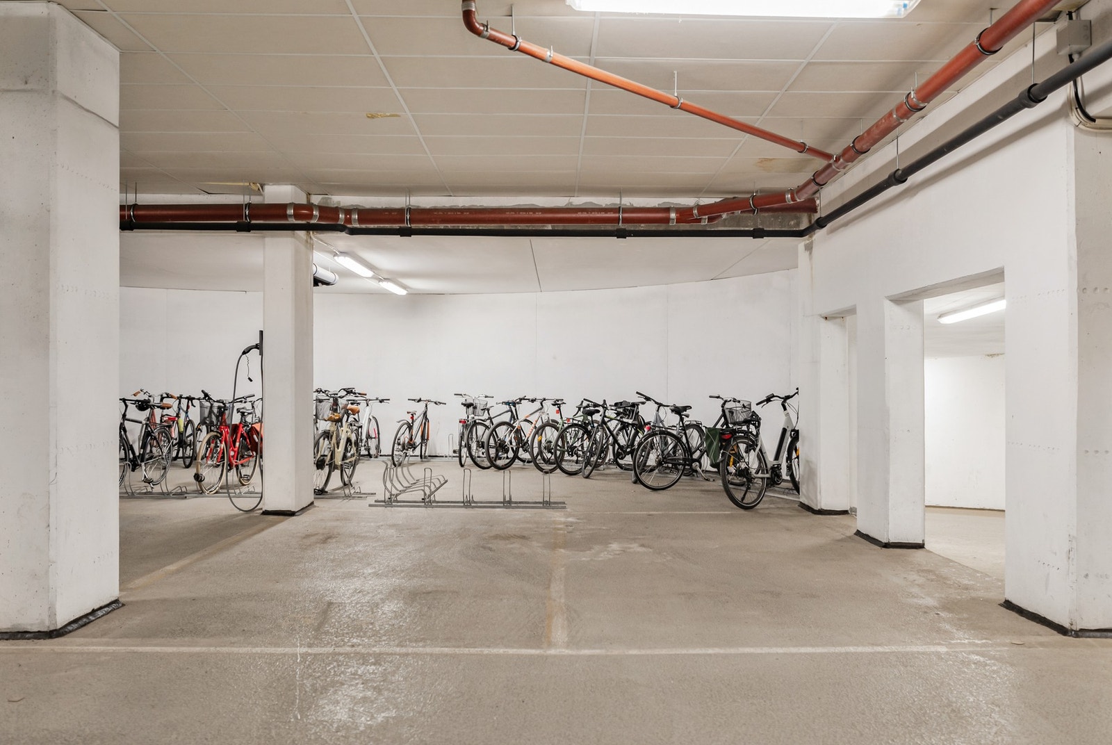 Det er også felles sykkelparkering i garasjeanlegget. Galleribilde