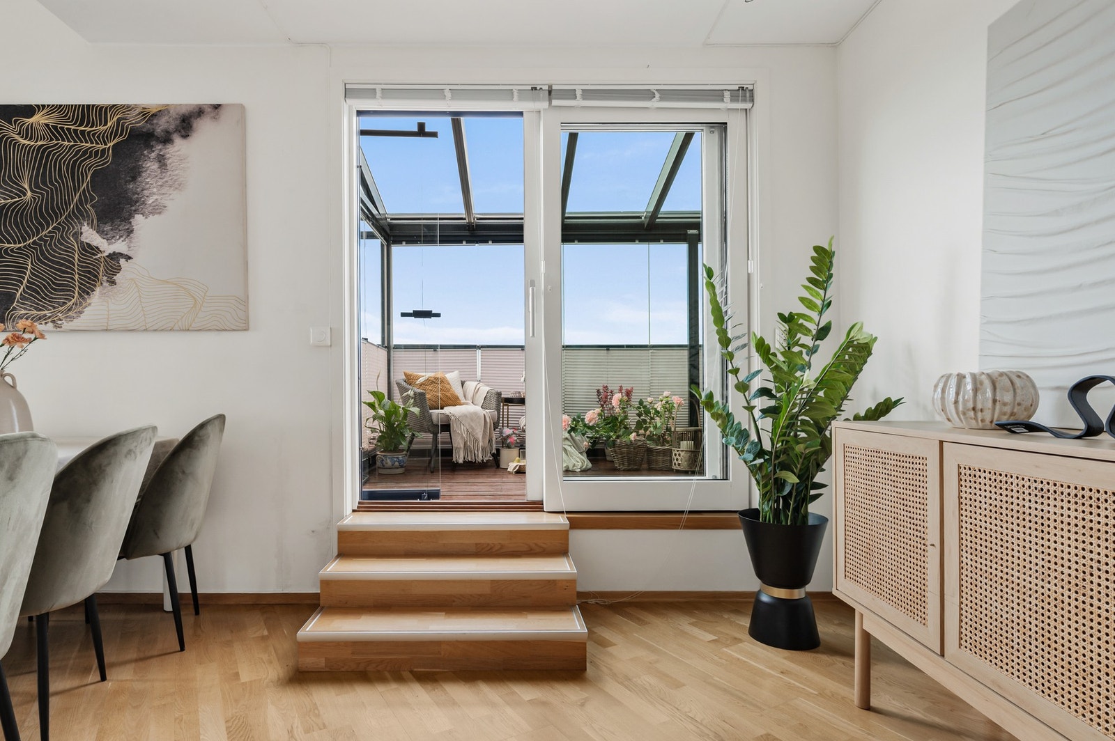 Fra stuen er det utgang til innglasset terrasse med glasstak på 15 m2. Galleribilde