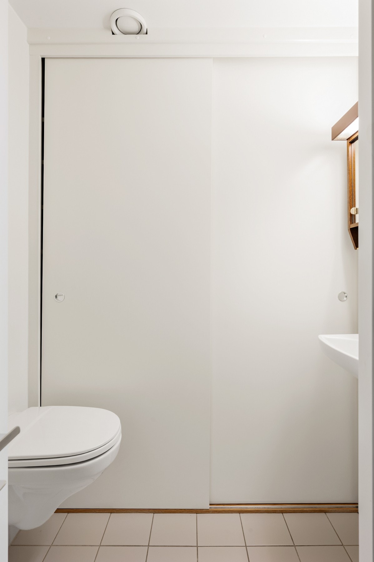 Gjestetoalett med servant og oppbevaring. Galleribilde