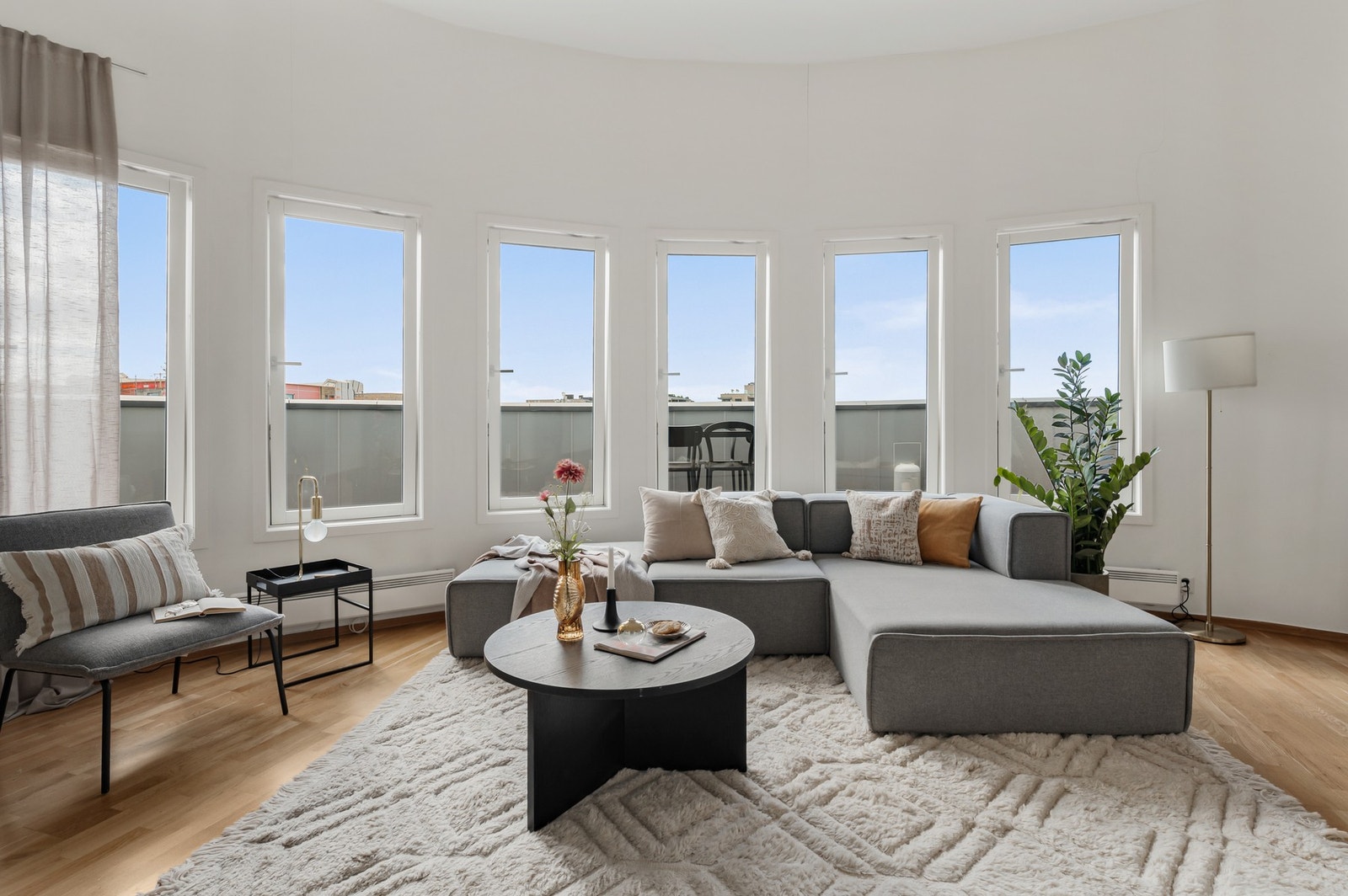 Ytterveggen er buet med sydvestvendt vindusrekke og fjerstyrte persienner. Galleribilde