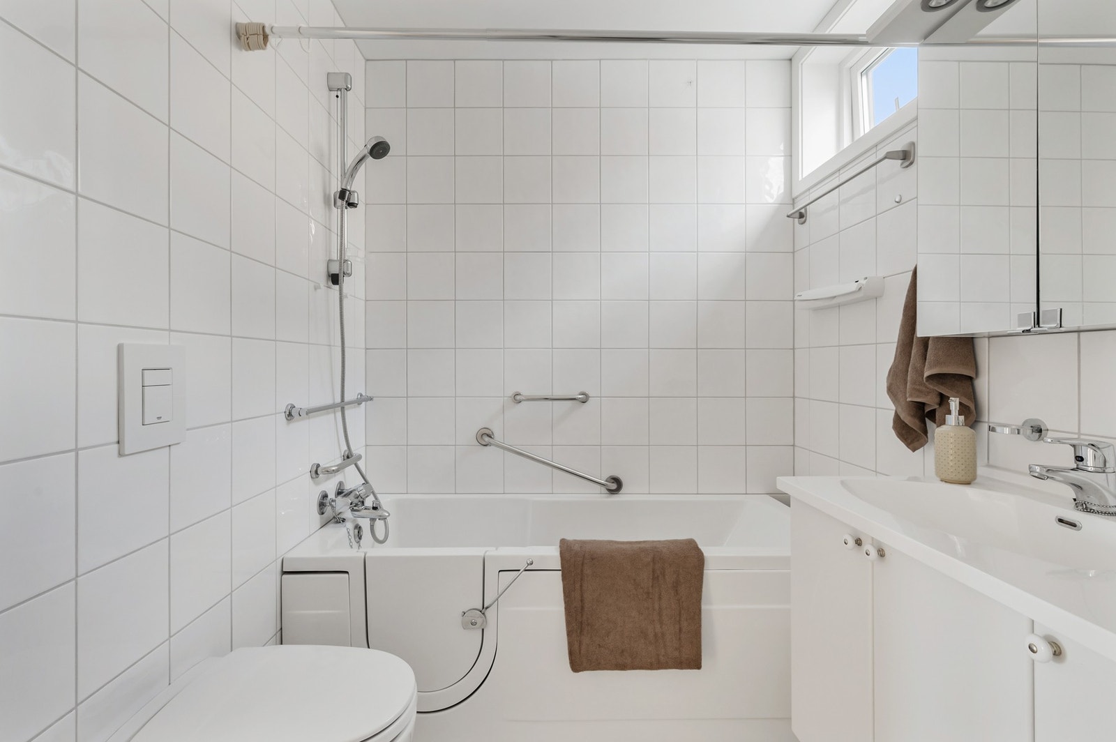 Badet har varme i gulvet og mekanisk avtrekk i himling. Galleribilde