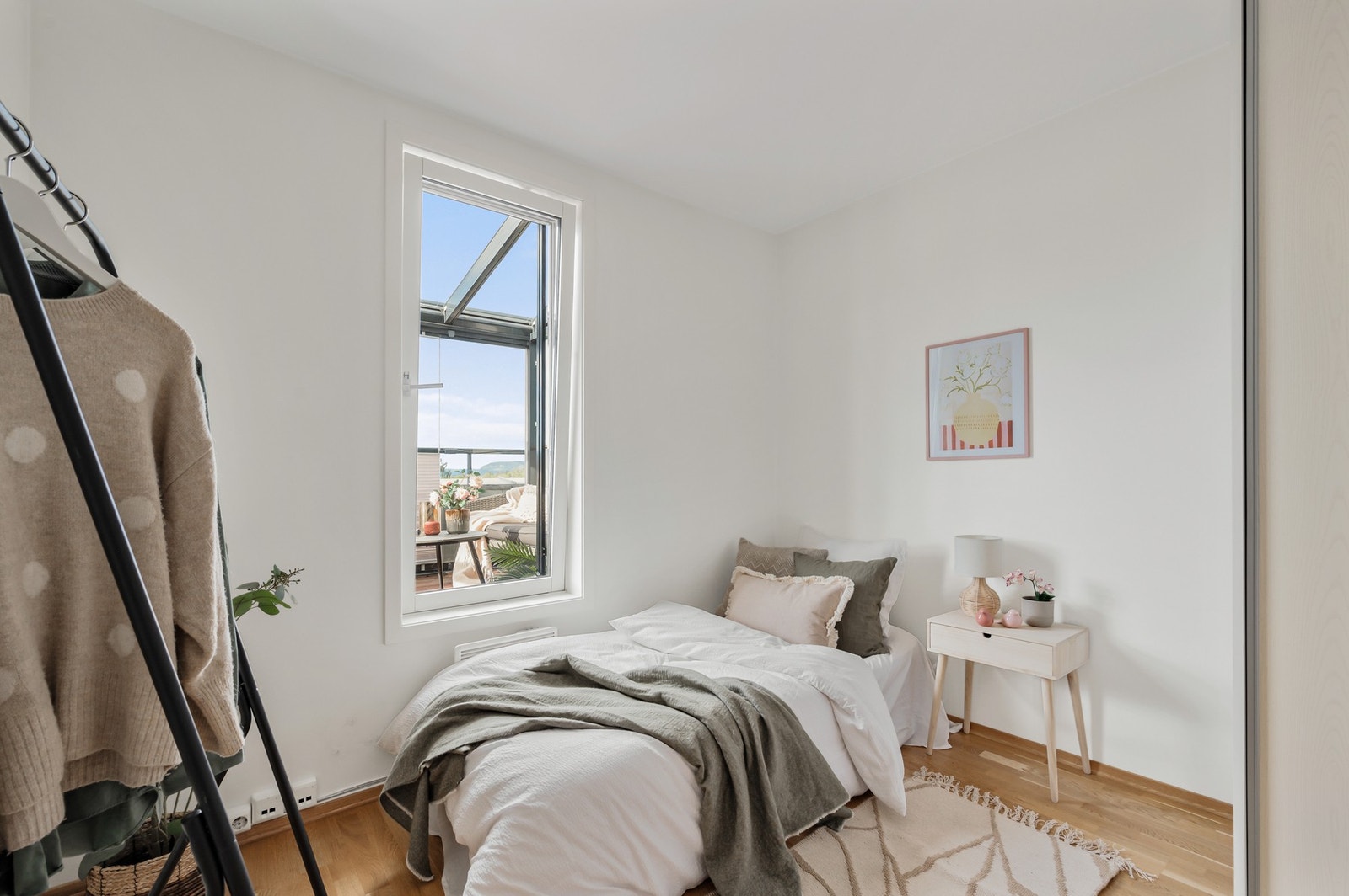 Soverom 3 med stort vindu ut mot innglasset balkong. Galleribilde