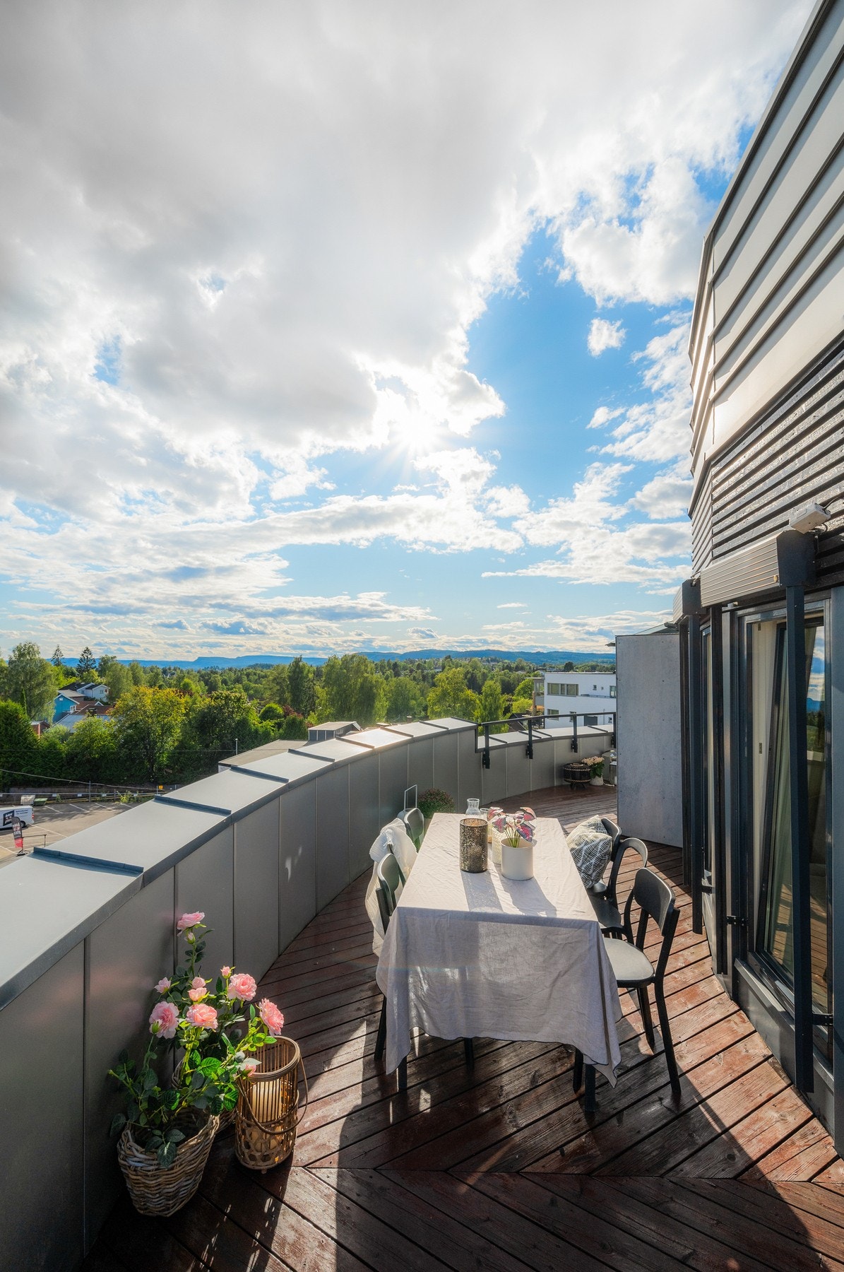 God plass til sittegrupper og annet utemøblement. Galleribilde