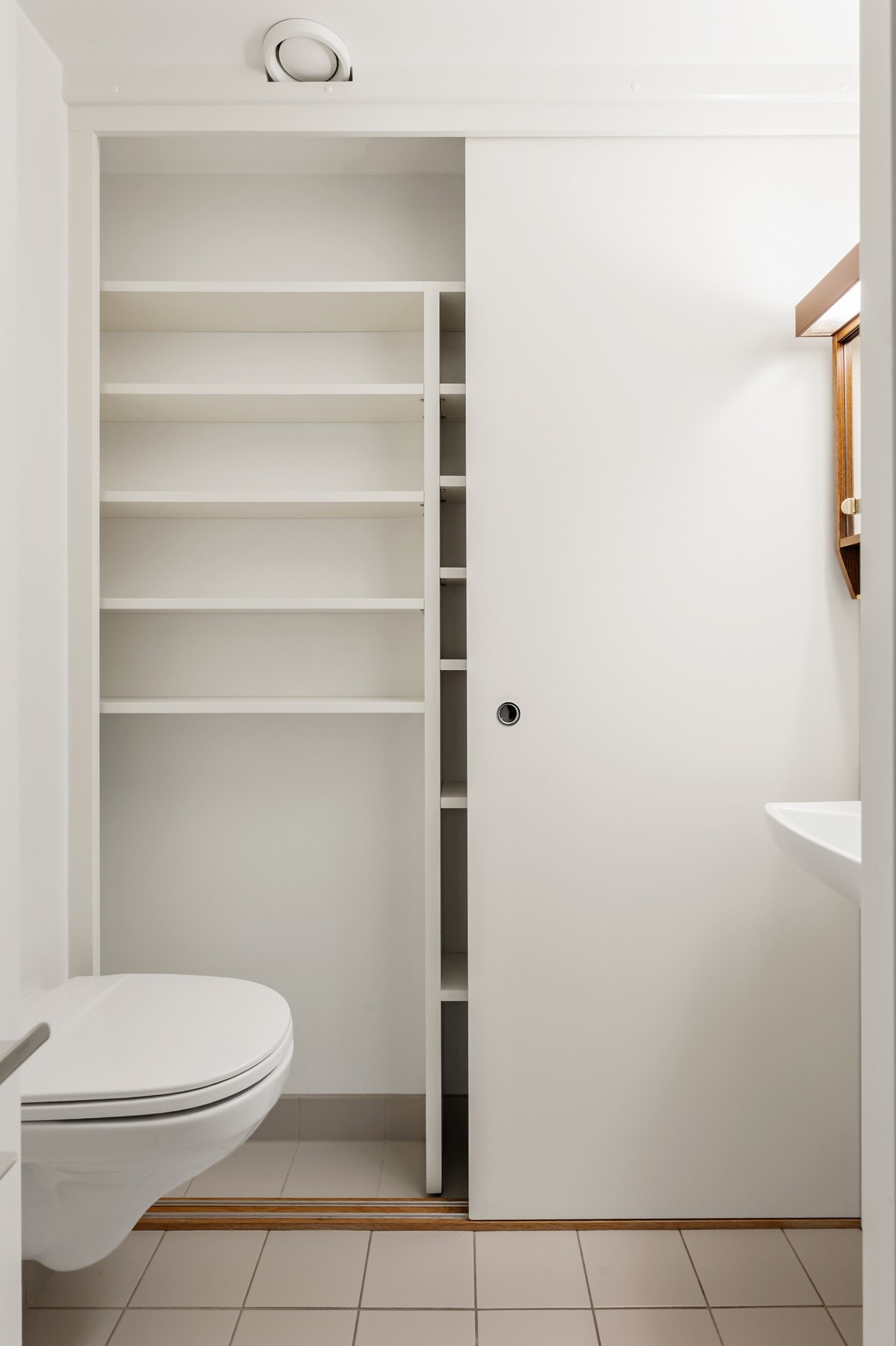 Skyvedør og integrert hylleløsning. Galleribilde