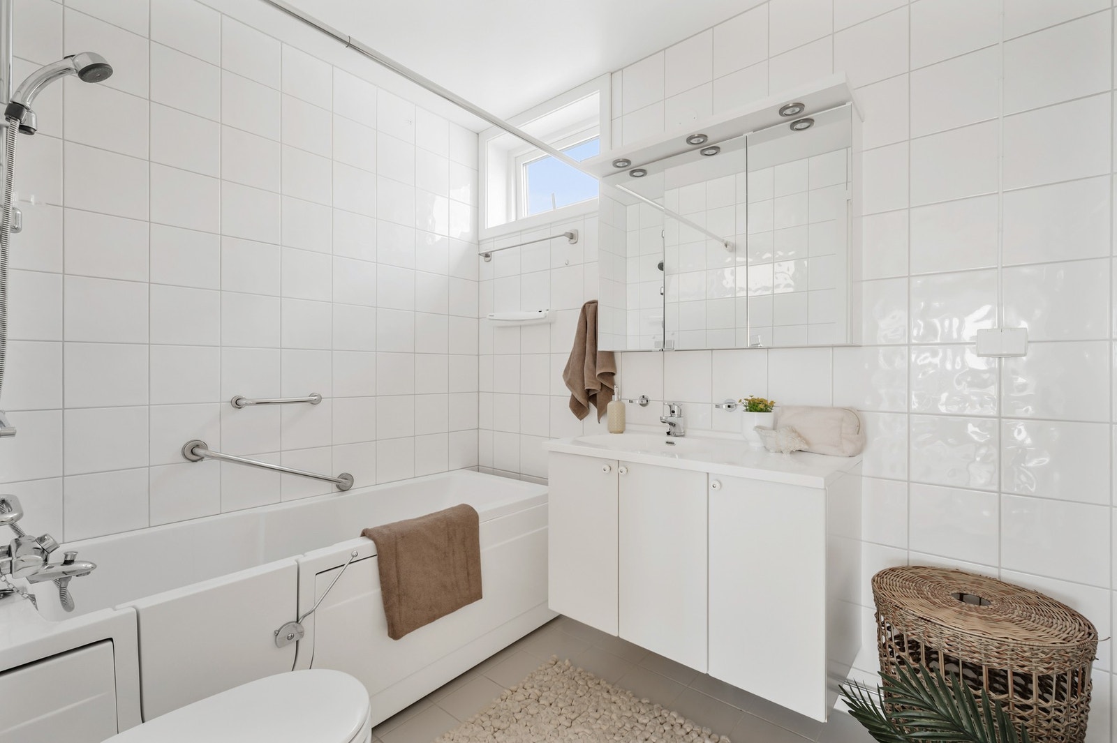 Helfliset bad med tilrettelagt badekar, dusj og vindu. Galleribilde