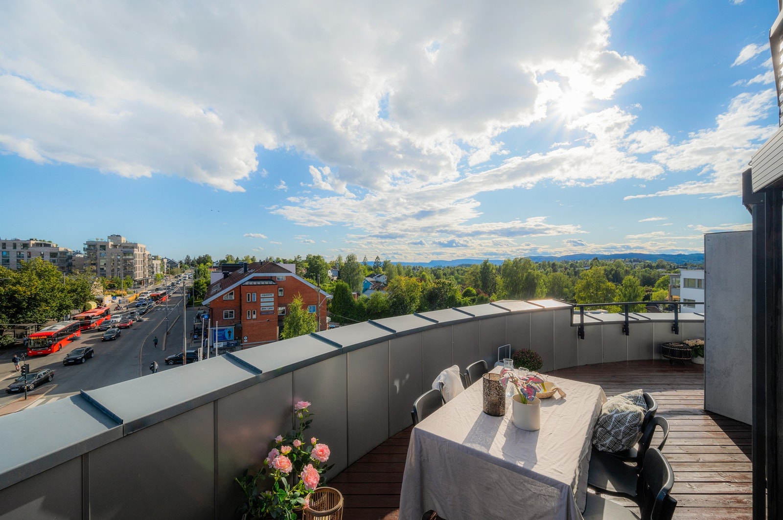 Totalt får du 67 m2 terrasse, hvorav 15 m2 er innglasset. Galleribilde