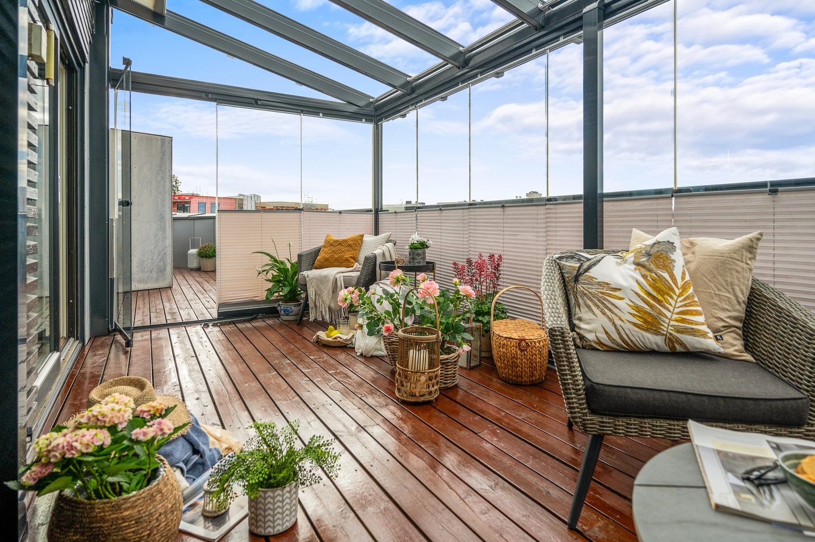 Overbygget uteplass med skyvbare glassvegger. Galleribilde