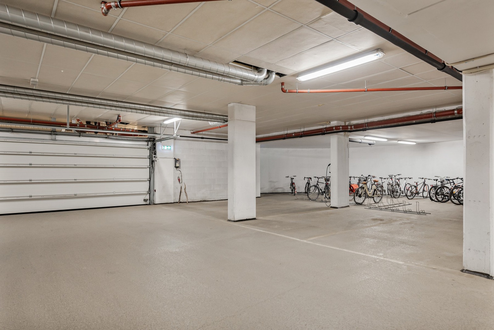 Leiligheten disponerer to parkeringsplasser i privat garasjeanlegg. Galleribilde