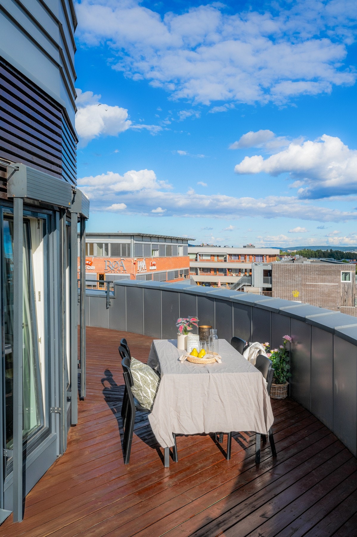 Terrassen er buet, og lar deg følge solen fra morgen til ettermiddag/kveld. Galleribilde