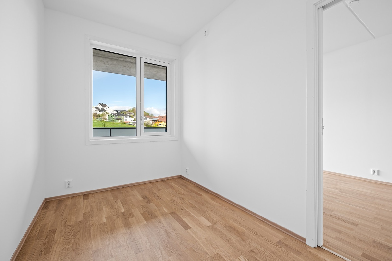 Soverom 2 på 7,4 kvm - perfekt som barnerom, gjesterom eller hjemmekontor. Galleribilde