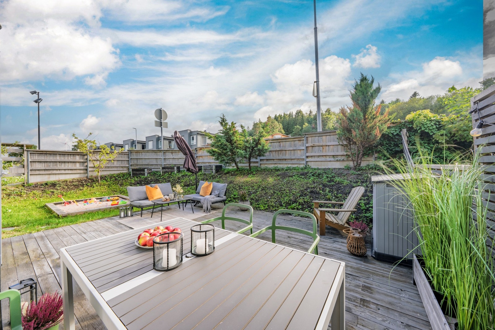 Lun og sørvestvendt terrasse på ca. 28 kvm. Her nyter du glimrende solforhold fra ca. 09:00 - 21:00 på sommerstid. Galleribilde