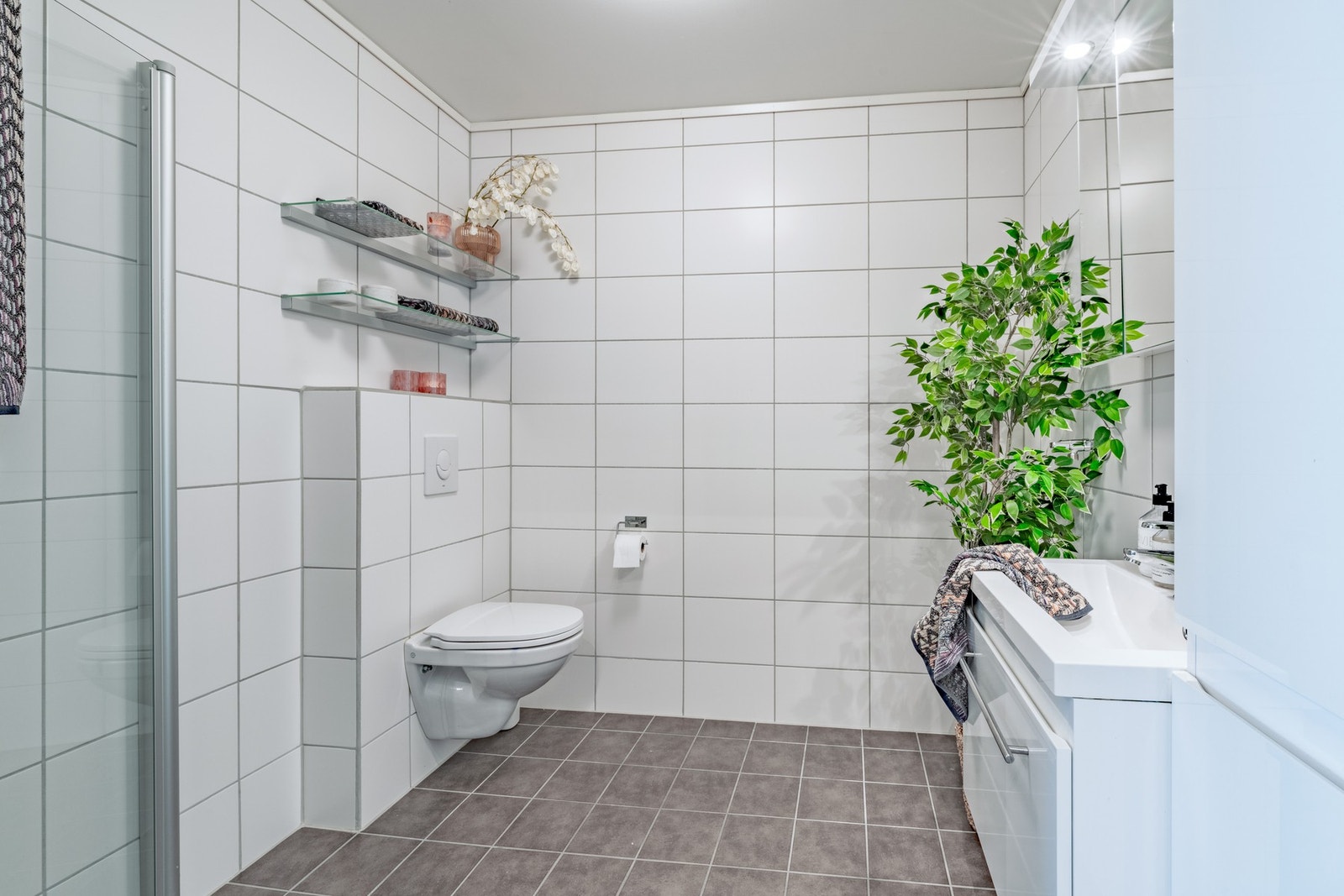 Pent og flislagt bad i 1. etasje med opplegg for vaskemaskin og tørketrommel. Galleribilde