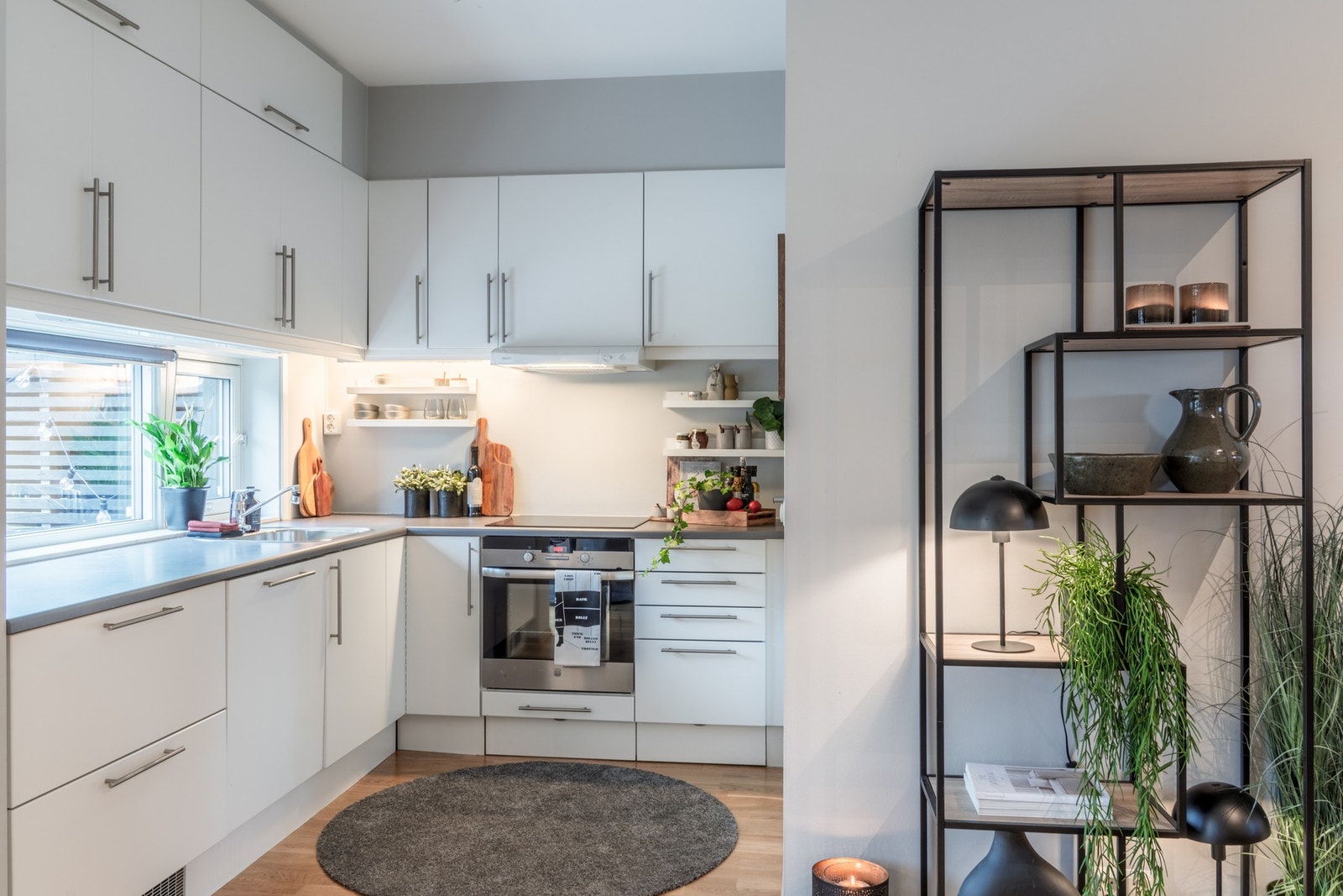 Kjøkkenet er av merket AUBO og har integrerte hvitevarer som induksjonstopp, stekeovn, kjøleskuffer og oppvaskmaskin.. Bod/teknisk rom bak vegg til høyre, med dør inn fra kjøkken. Galleribilde