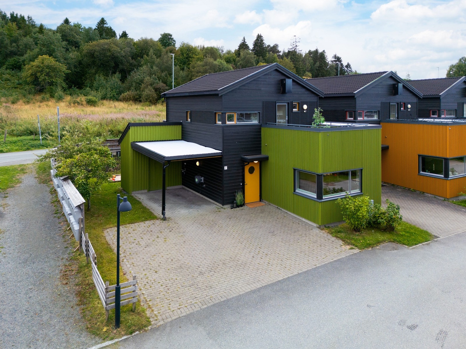 Det ble montert lader for elbil i carport i 2019. Godt med lagringsplass i utvendig sportsbod. Galleribilde