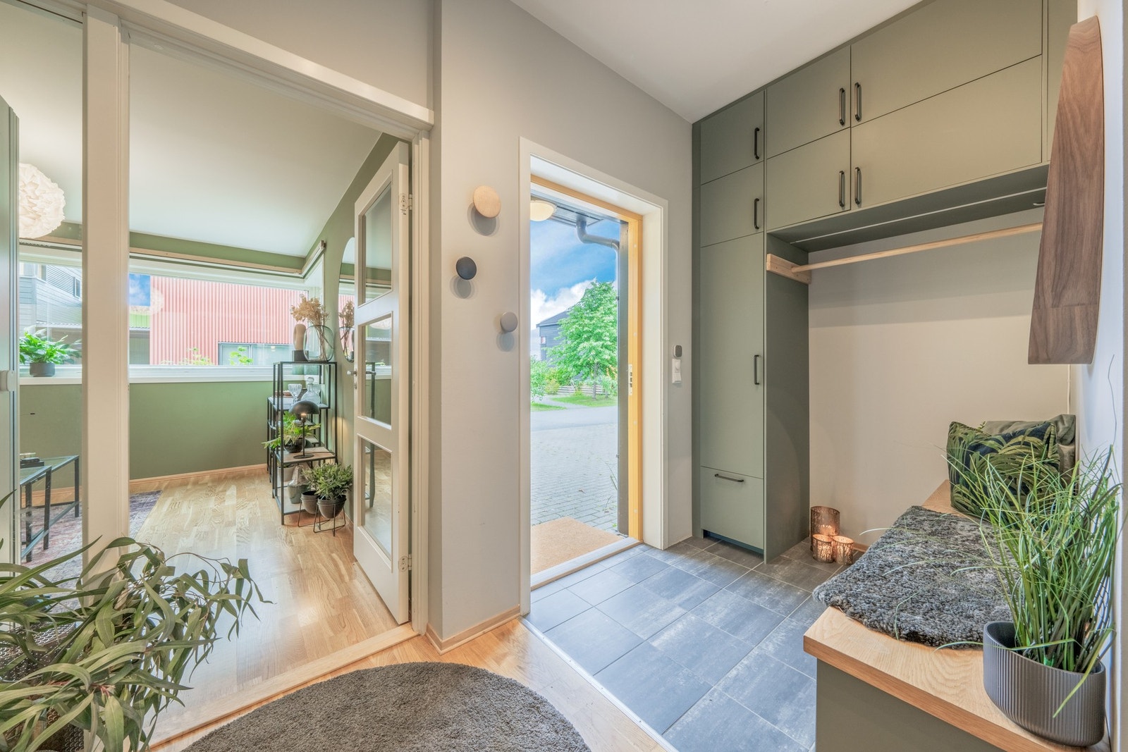 Velkommen inn! Det er vannbåren gulvvarme i hele boligens 1. etasje. Galleribilde