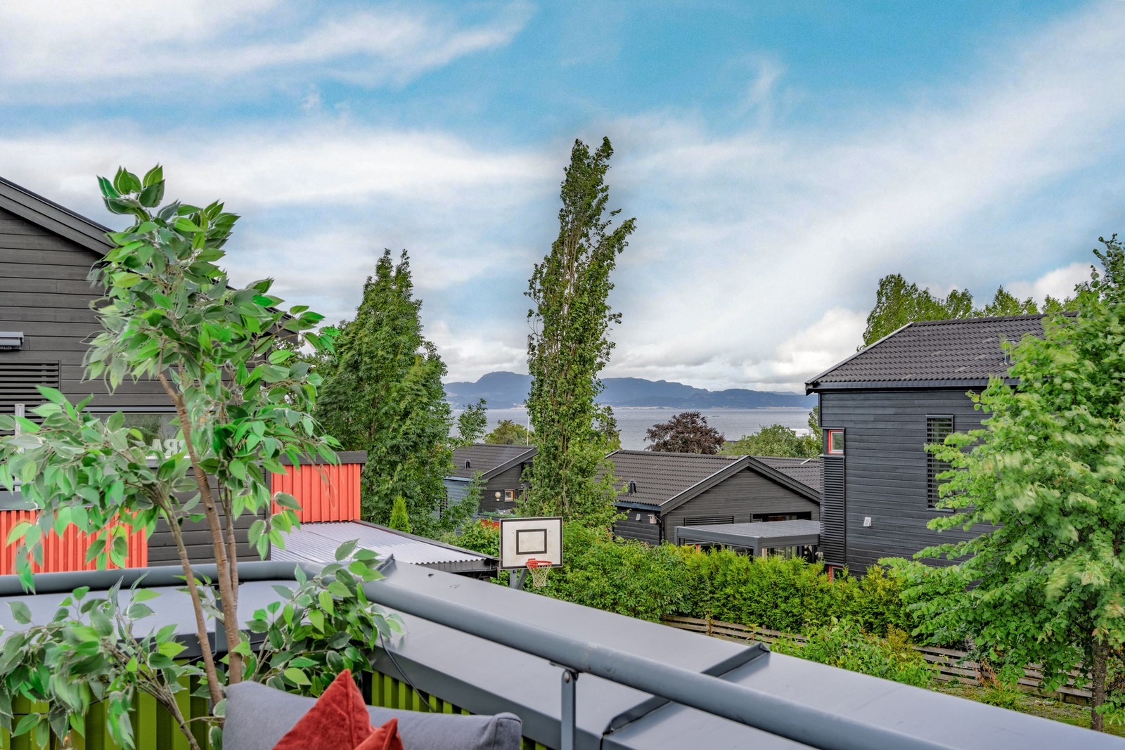 Fin utsikt mot fjorden. Galleribilde