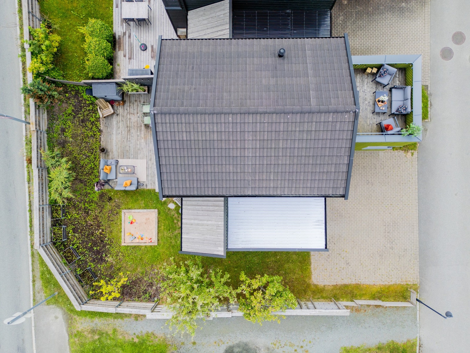 Med endebeliggenhet får du et langt større privat uteområde enn de fleste andre hus i feltet. Galleribilde