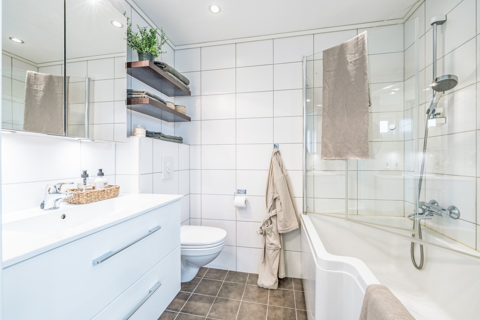 Bader i 2. etasje er innredet med badekar - svært praktisk for barnefamilien. Ellers er det vegghengt WC og moderne baderomsinnredning. Galleribilde