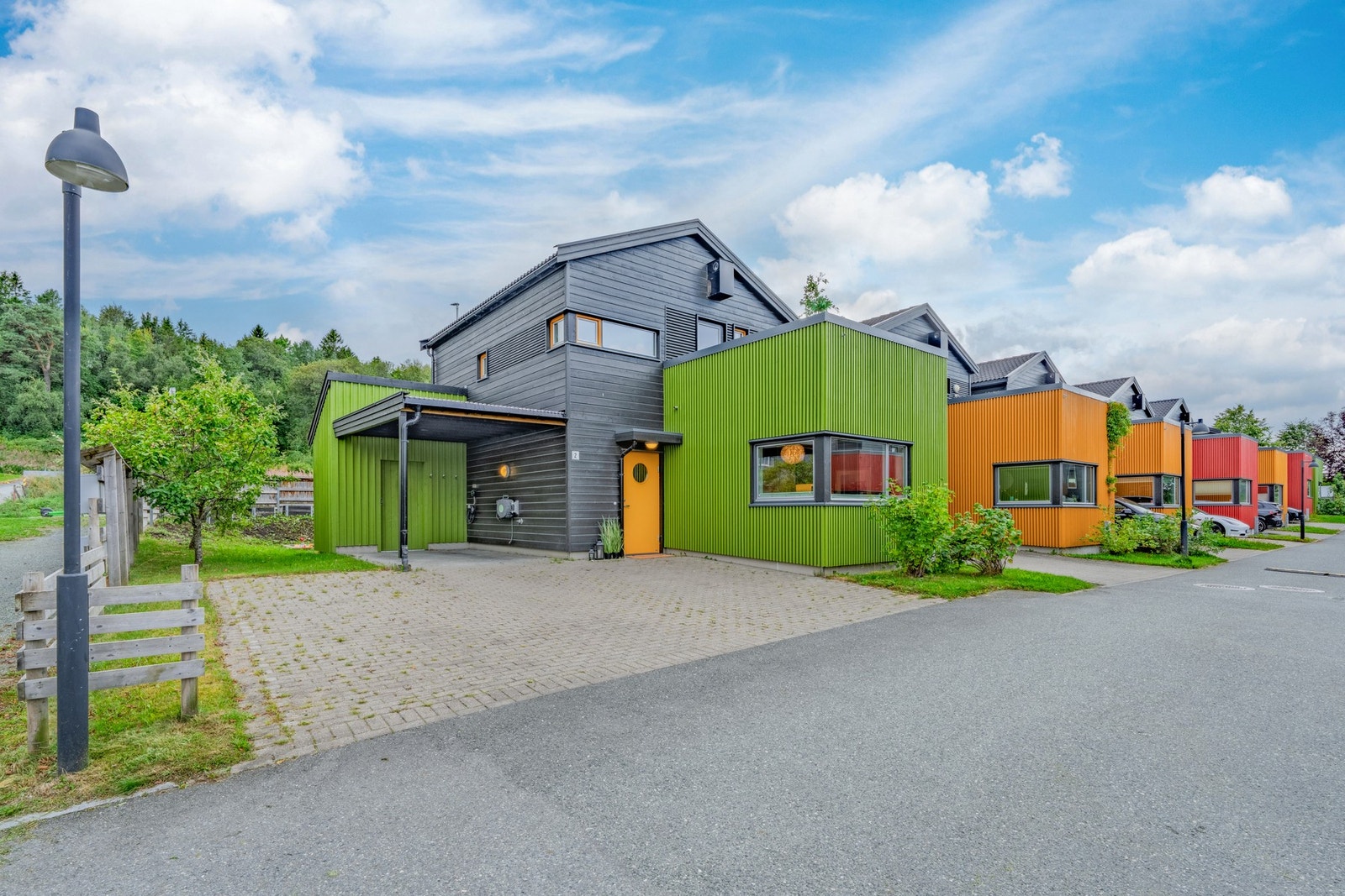 EiendomsMegler 1 v/Frank Robert Bae har gleden av å presentere en moderne og arealeffektiv kjedet enebolig beliggende i populære
Sjøhaven på Nedre Charlottenlund. Galleribilde
