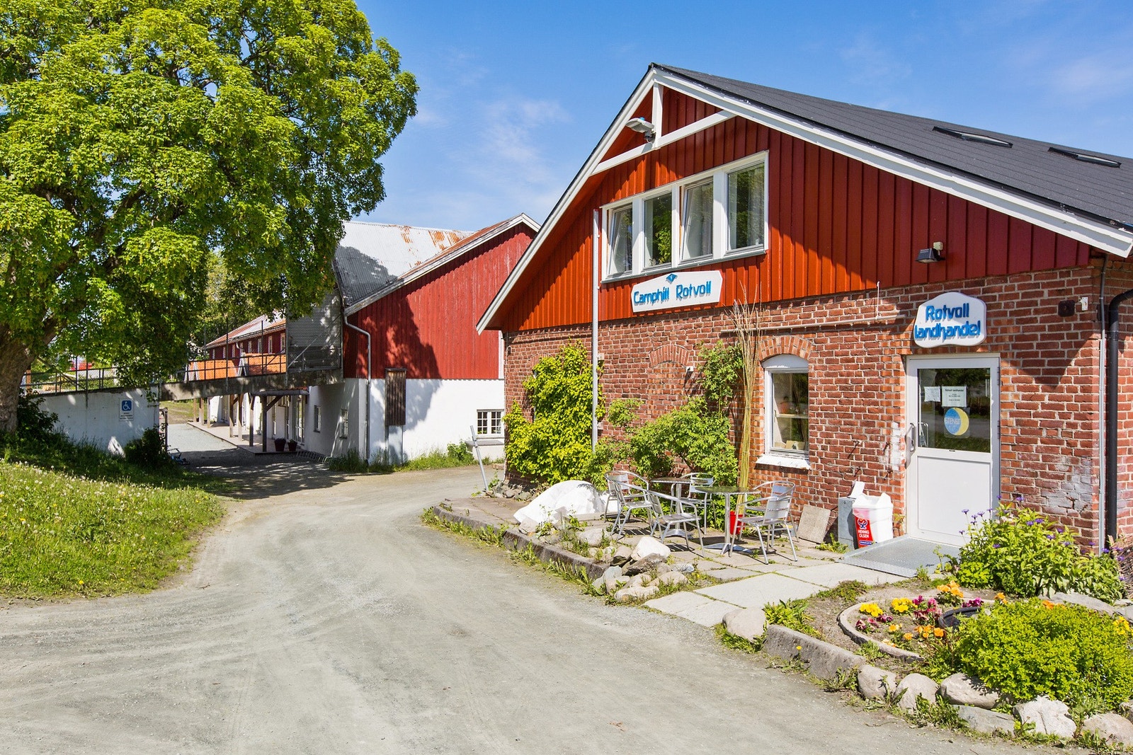 Rotvoll Landhandel selger ferske brød, syltetøy m.m Galleribilde