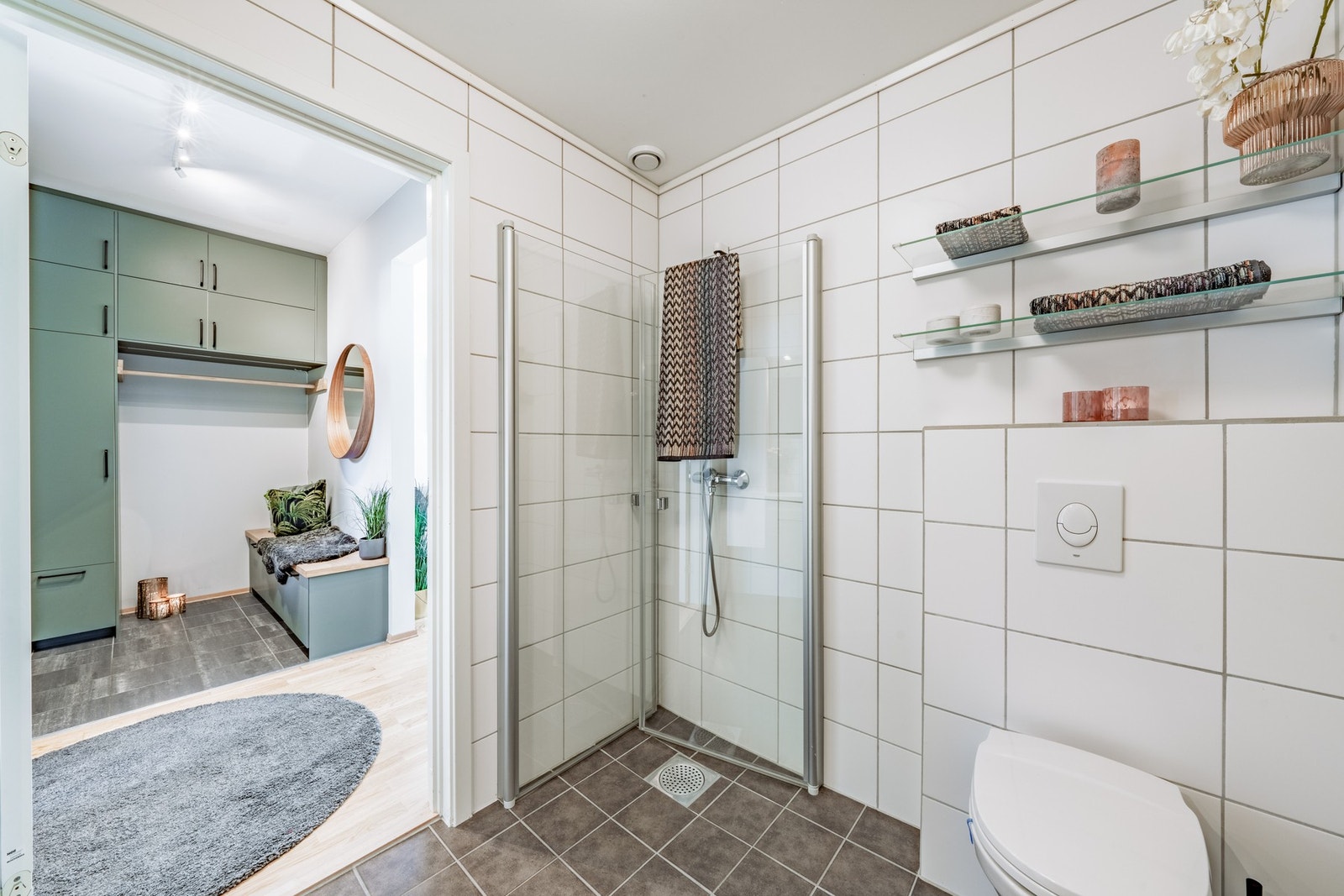 Badet har vegghengt WC med innfellbart dusjhjørne. Galleribilde