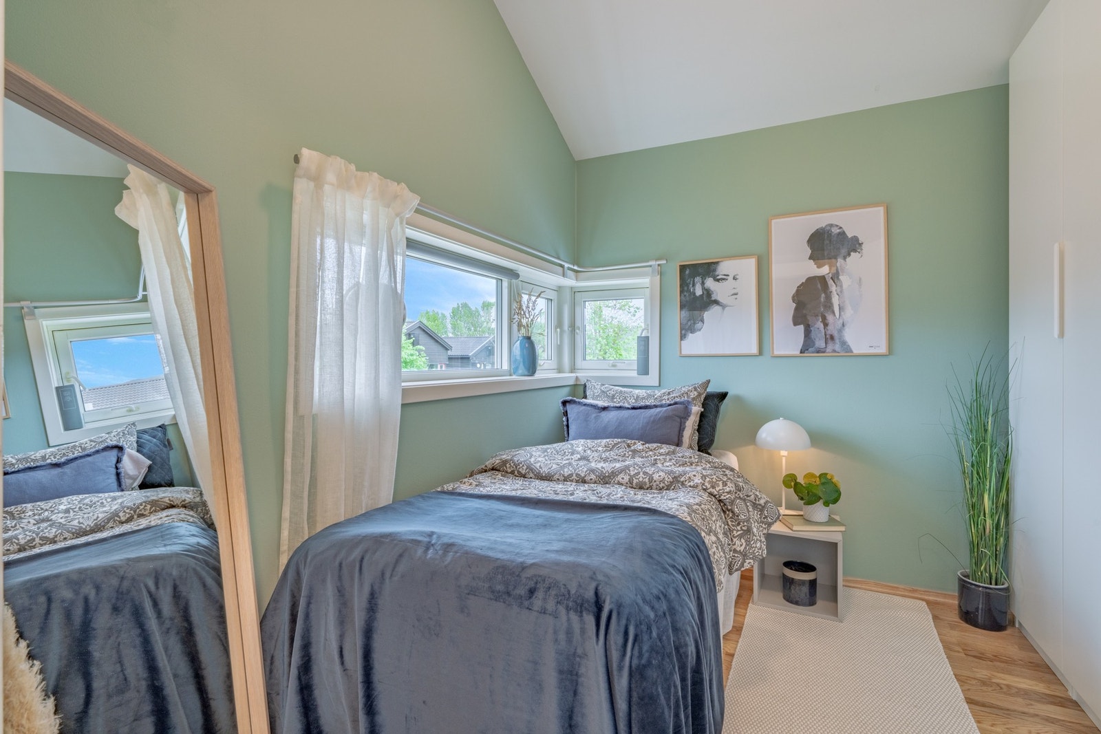 Soverom 3 er også på ca. 7 kvm, og har en flott utsikt over nærområdet og fjorden. Galleribilde