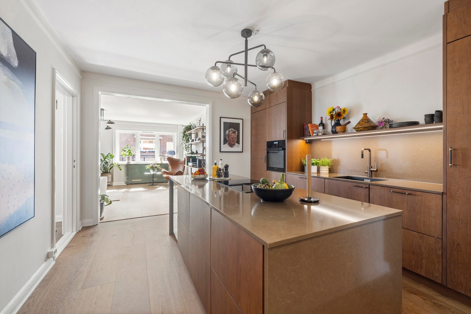 Dette er en innbydende hjørneleilighet som kombinerer gjennomtenkte løsninger med en sjelden romfølelse. Galleribilde