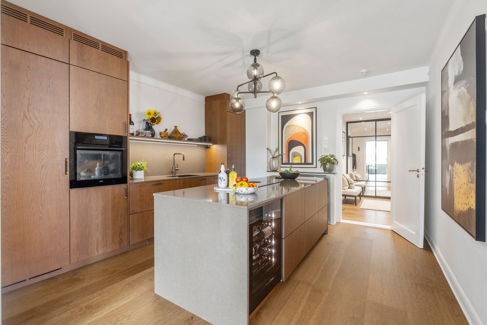 En romslig kjøkkenøy gir både ekstra arbeidsplass og gjør kjøkkenet til et sosialt samlingspunkt. Galleribilde