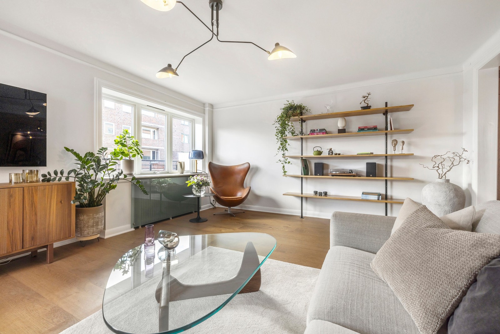 Stuen byr på svært gode innredningsmuligheter, med plass til en romslig sofagruppe med tilhørende bord og TV-benk. Galleribilde