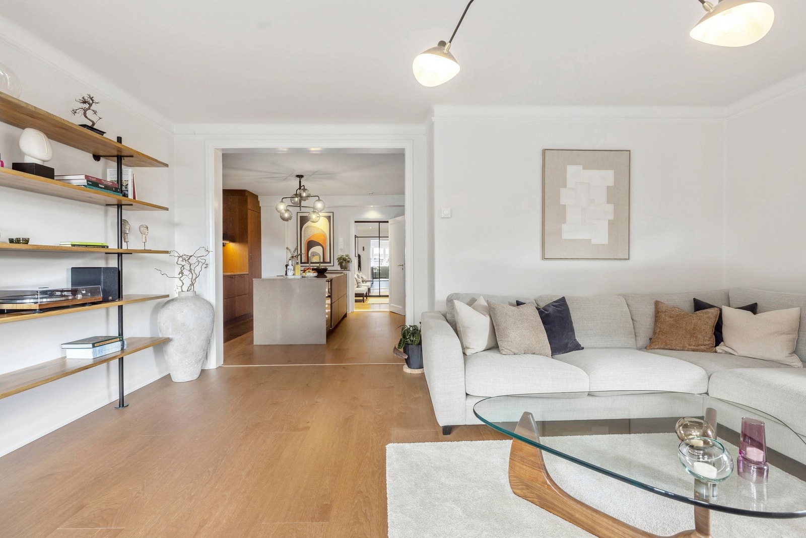 Stuen ligger i en sømløs åpen løsning mot kjøkkenet og fremstår som et svært innbydende oppholdsrom. Galleribilde